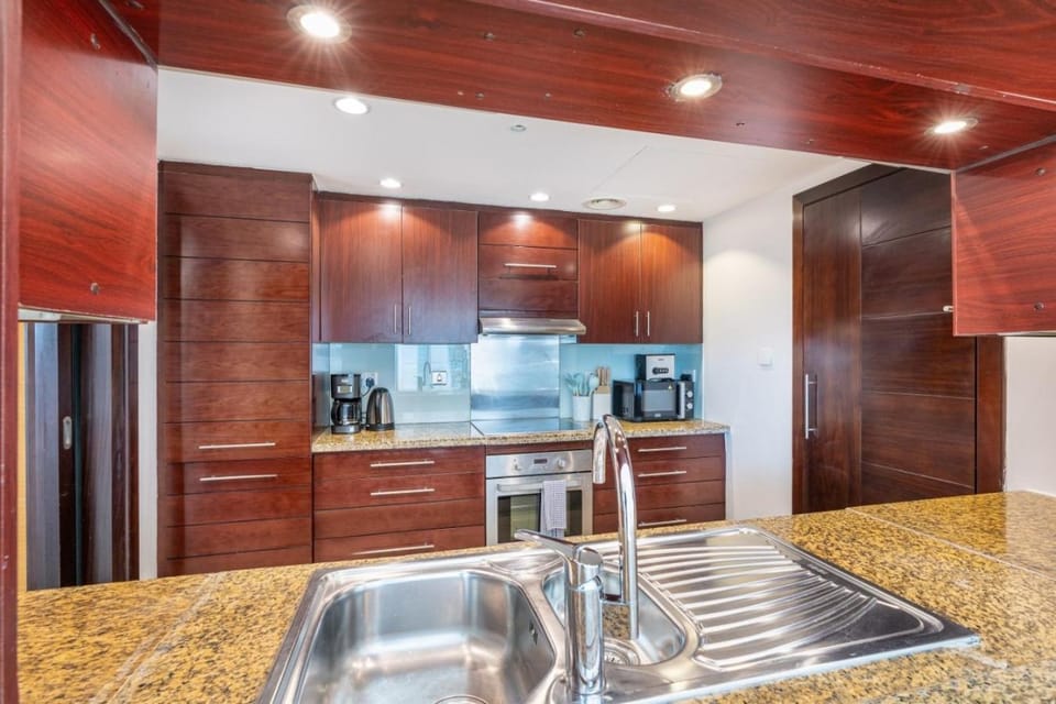 Kitchen or kitchenette, pet friendly, stove, toaster