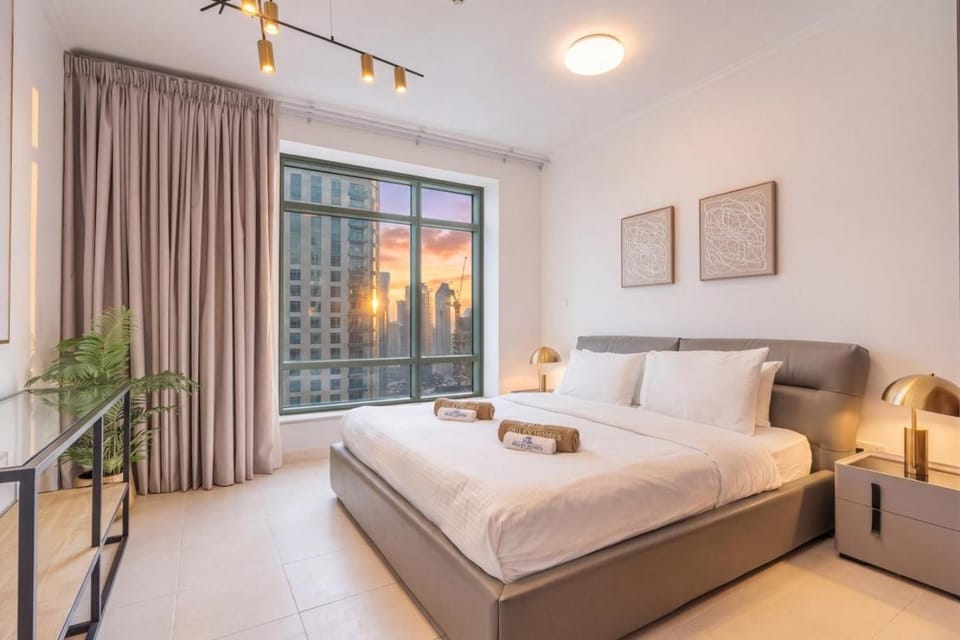 Bed, Living room, Photo of the whole room, Seating area, Bedroom