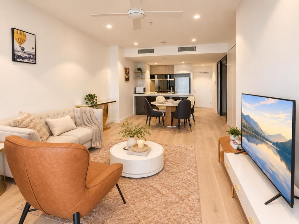 TV and multimedia, Kitchen or kitchenette, Living room, Seating area, Dining area