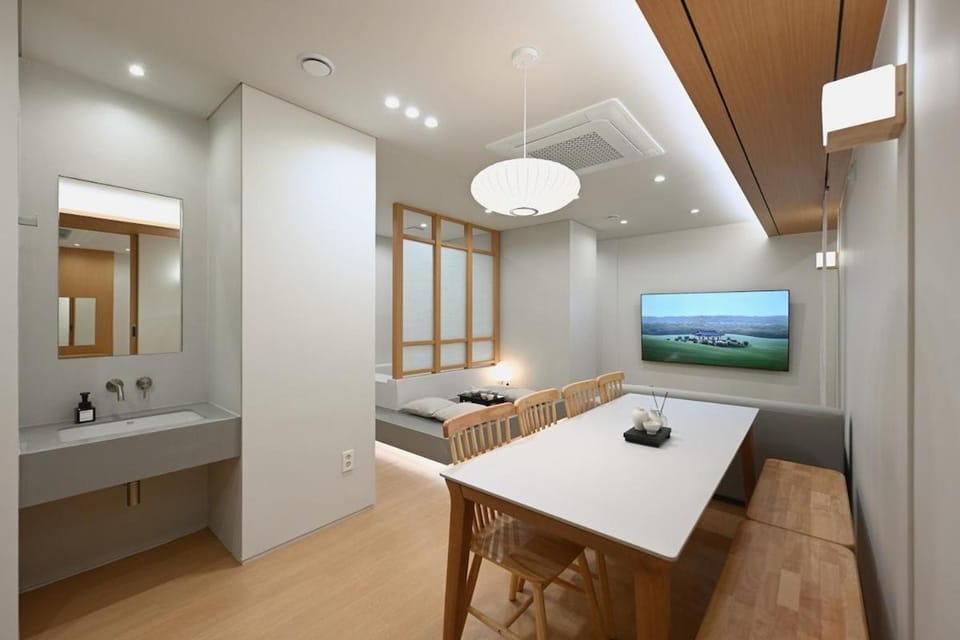 3 min from Seomyeon Station 3 Rooms 5 Beds 2 bathrooms Private Accommodation for Up to 10 People Free Hot Water Jacuzzi Apartment in Busan