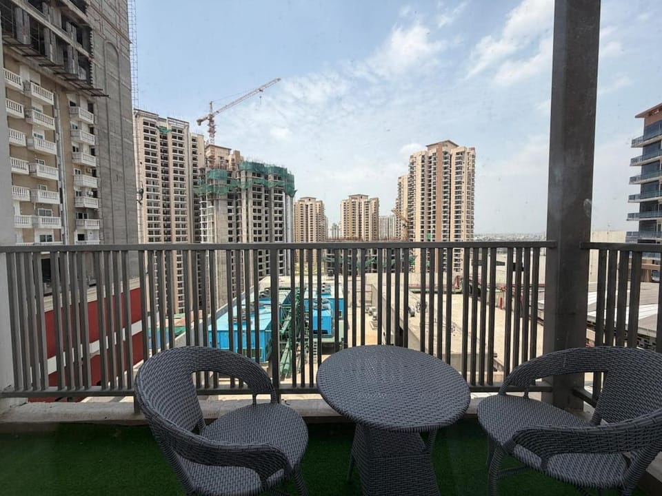 Cosmo Stays -Fusion Ufairia Apartment in Noida