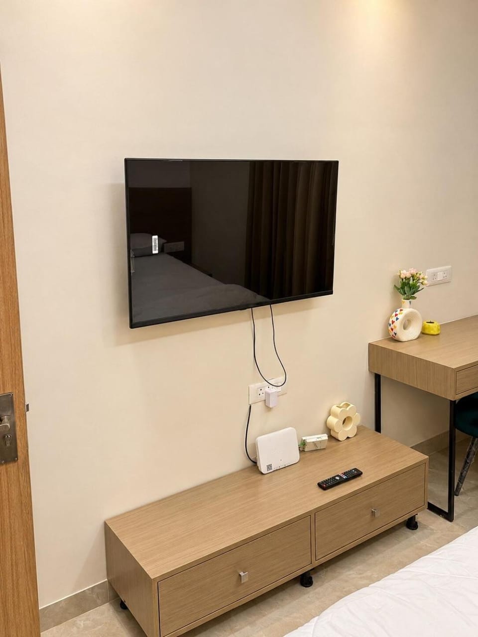 The Secret Garden Suite Jacuzzi Boho Charm Apartment in Gurugram