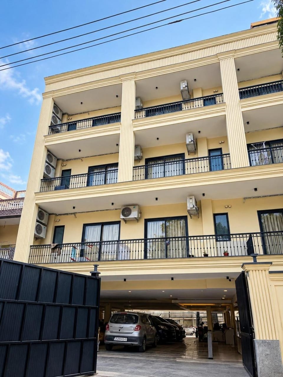 The Secret Garden Suite Jacuzzi Boho Charm Apartment in Gurugram