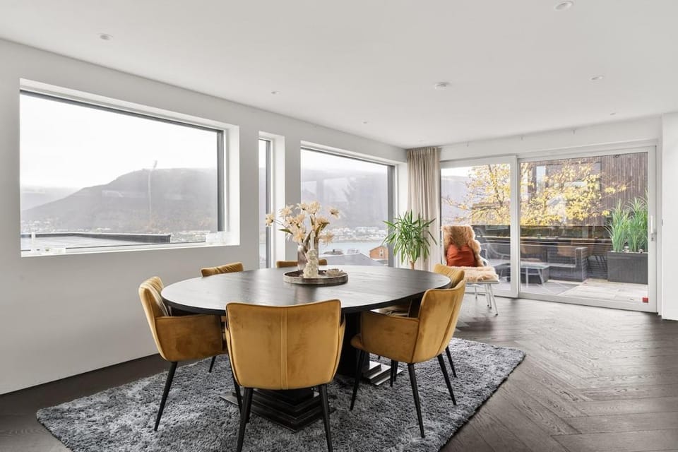 Luxury home with views and sauna, walk to centre Villa in Tromso