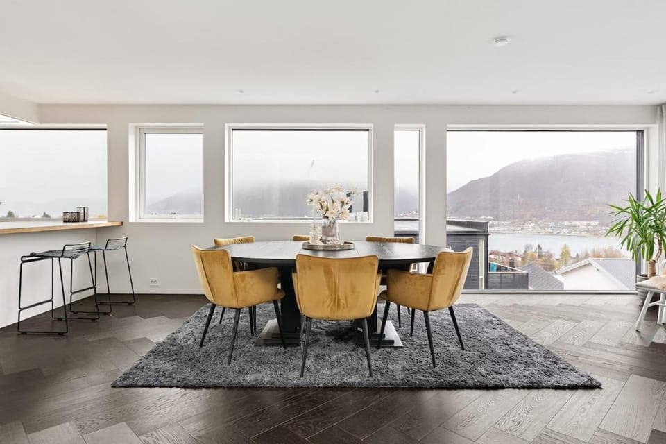 Luxury home with views and sauna, walk to centre Villa in Tromso
