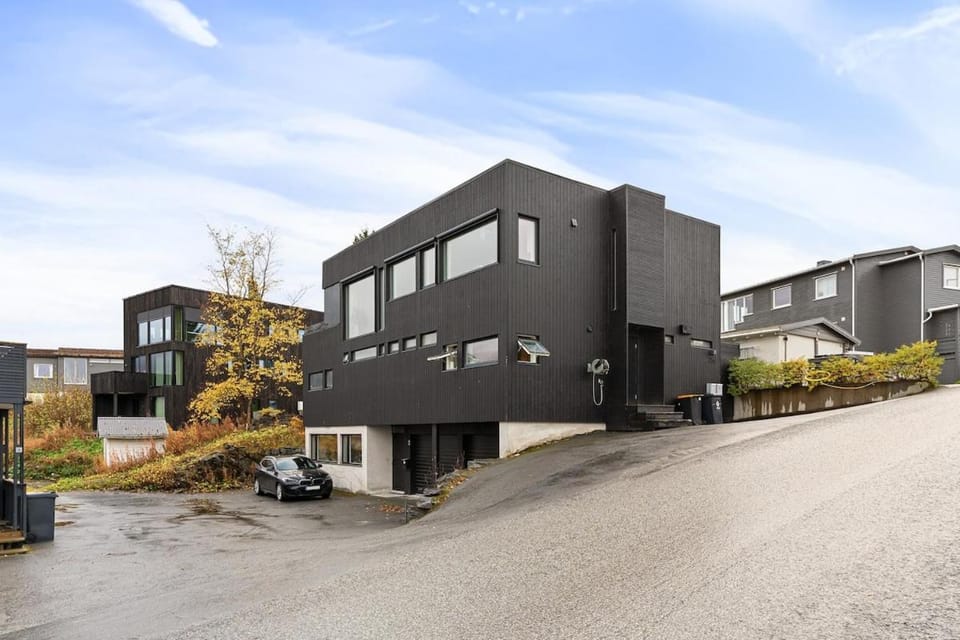 Luxury home with views and sauna, walk to centre Villa in Tromso