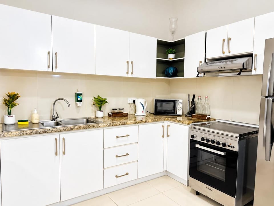 Coffee/tea facilities, Kitchen or kitchenette, oven, stove
