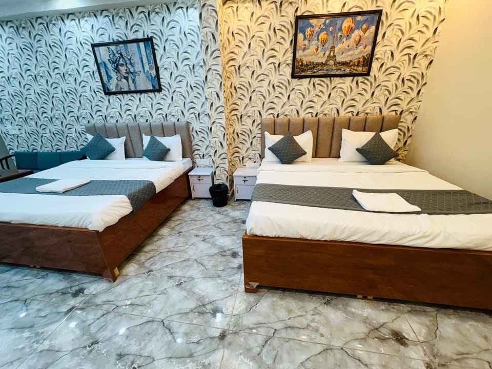 Hotel Rishi Place Gaur City Hotel in Noida