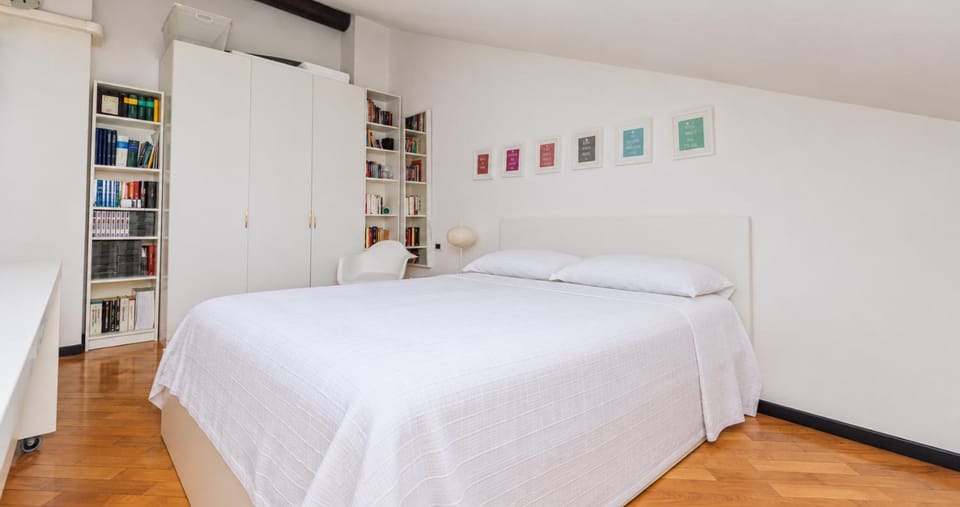 Photo of the whole room, Bedroom, wardrobe