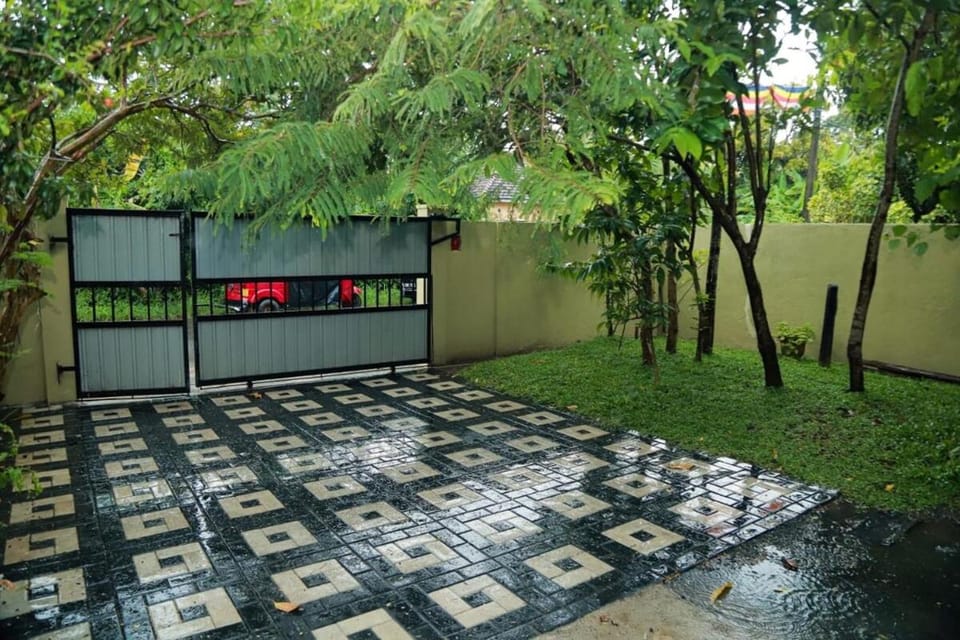 Tropical Garden Stay Bed and Breakfast in Southern Province