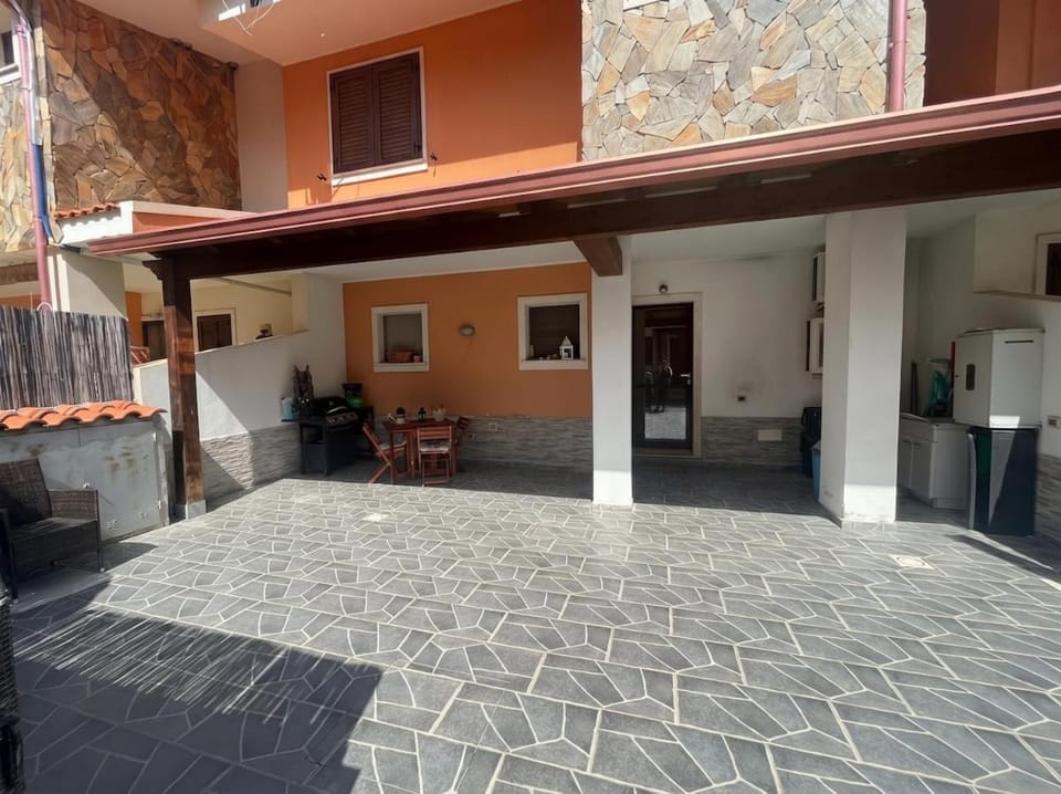 Property building, Balcony/Terrace, Balcony/Terrace