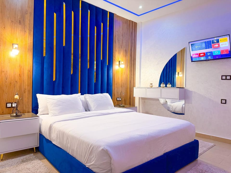 Bed, TV and multimedia, Photo of the whole room, Bedroom