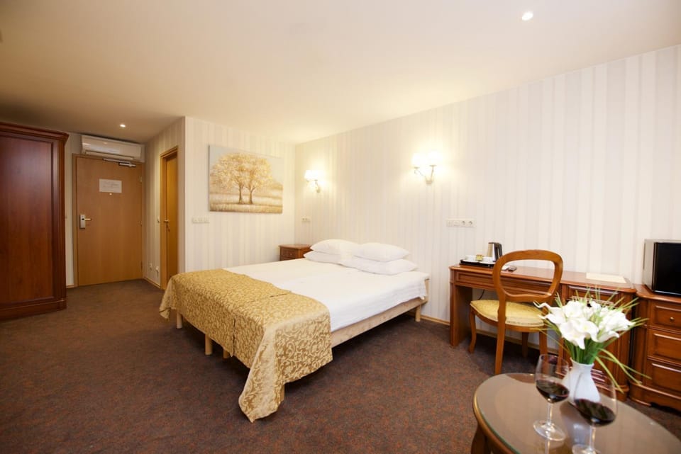 Restaurant/places to eat, Bed, TV and multimedia, Seating area, Bedroom, Breakfast, wardrobe