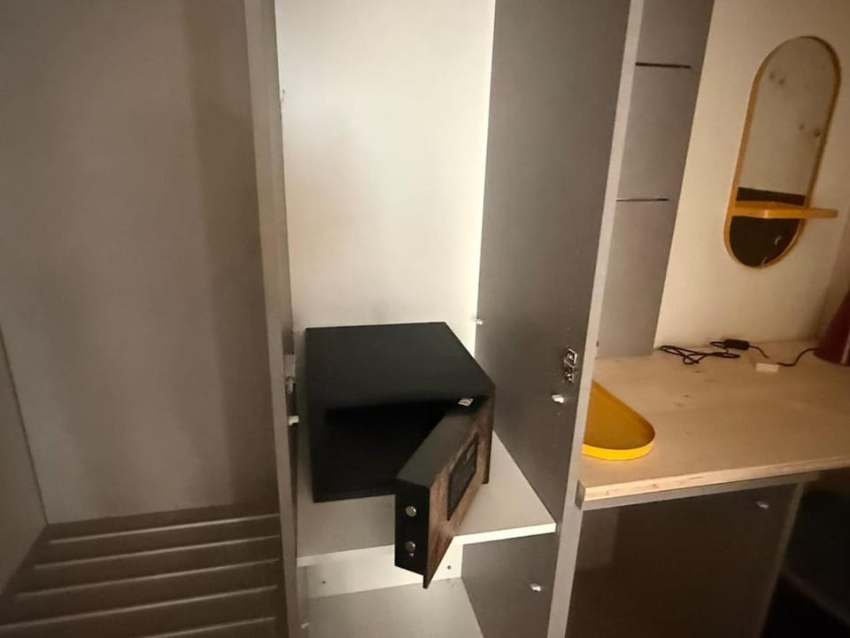 102-Central Family Group Room for 3 - Free Parking Apartment in Basel