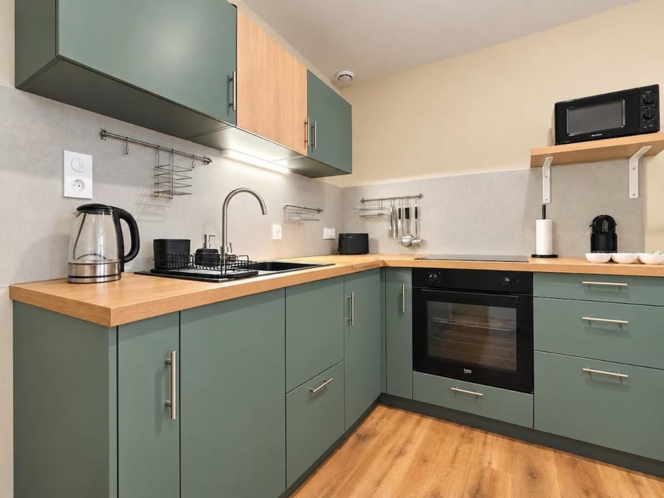 Coffee/tea facilities, Kitchen or kitchenette, dishwasher, stove, toaster
