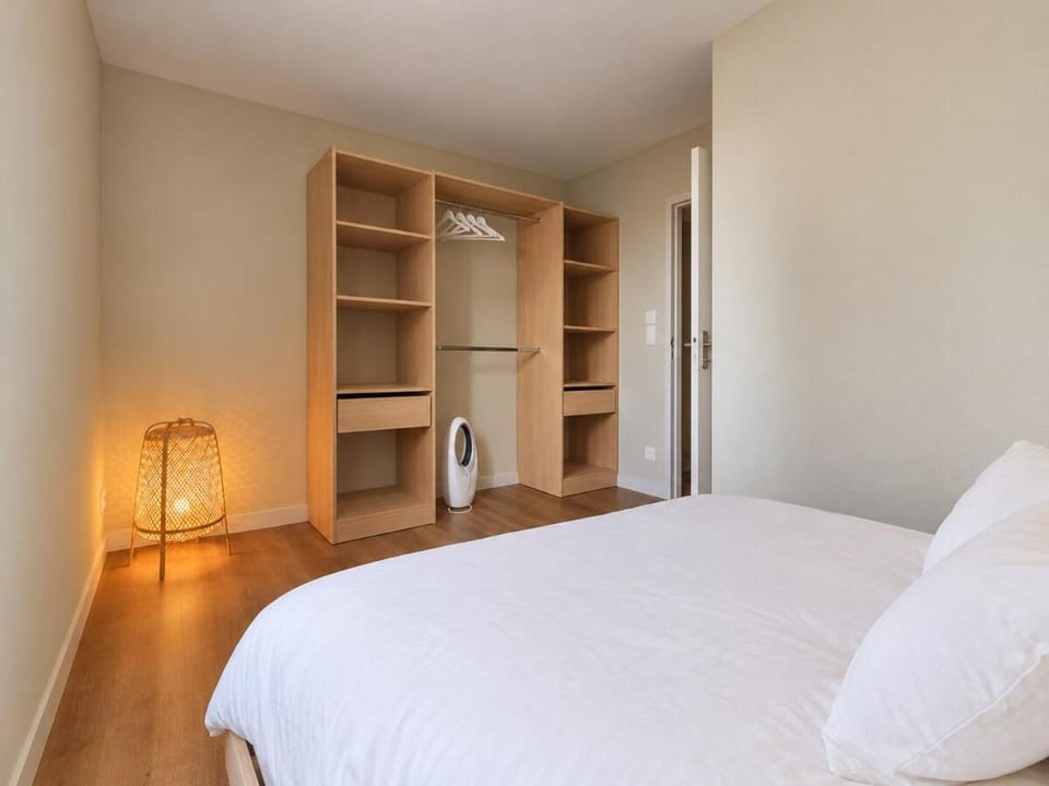 Photo of the whole room, Bedroom, wardrobe