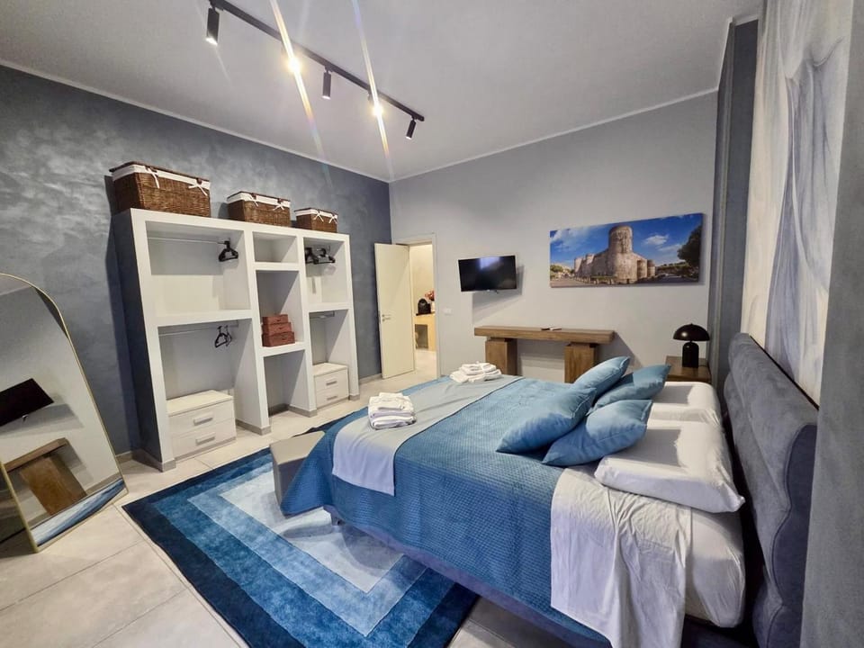 Bed, TV and multimedia, Photo of the whole room, Bedroom, towels