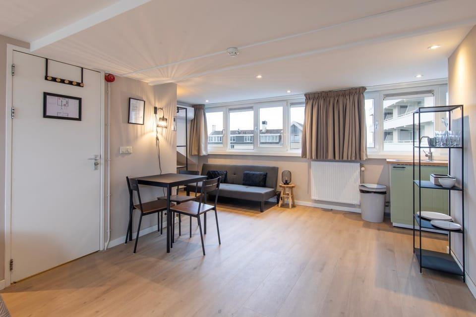 Seating area, Dining area, hair dresser