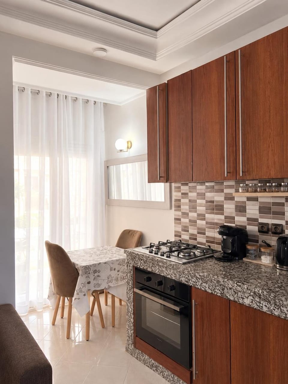 Kitchen or kitchenette, Dining area