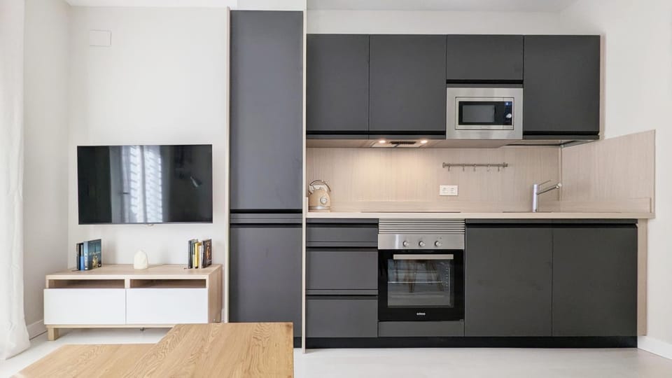 TV and multimedia, Kitchen or kitchenette, Living room, microwave, stove