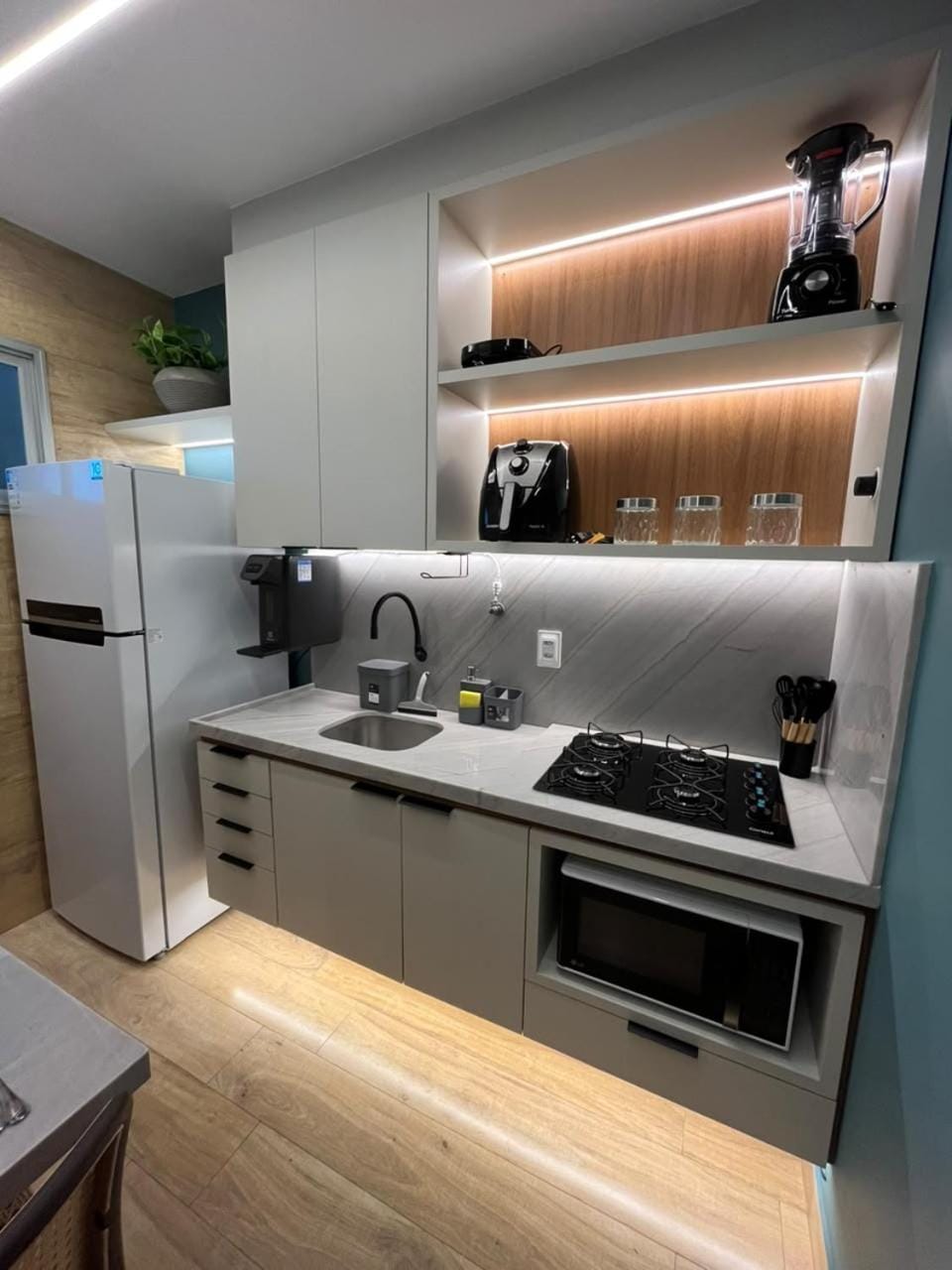 Coffee/tea facilities, Kitchen or kitchenette, stove