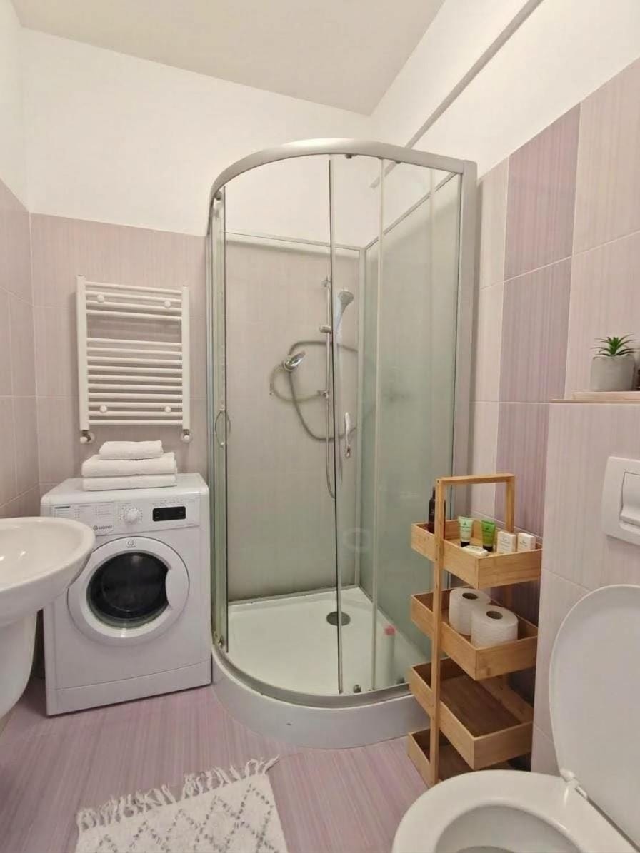 Shower, Toilet, Bathroom, towels, washing machine