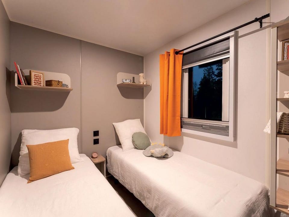 Mobil-home confortable - 4 pers. - FR-1-959-14 Campground/ 
RV Resort in Brittany
