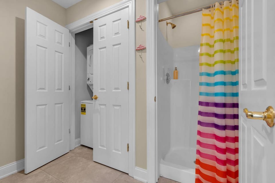 Shower, Bathroom, washing machine, dryer
