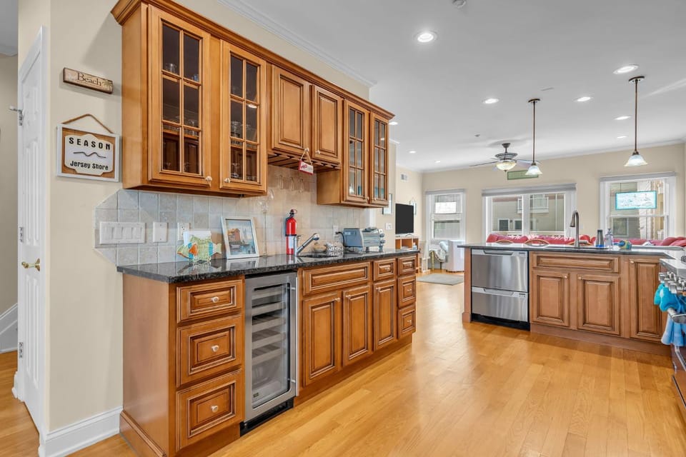 Kitchen or kitchenette, dishwasher, minibar