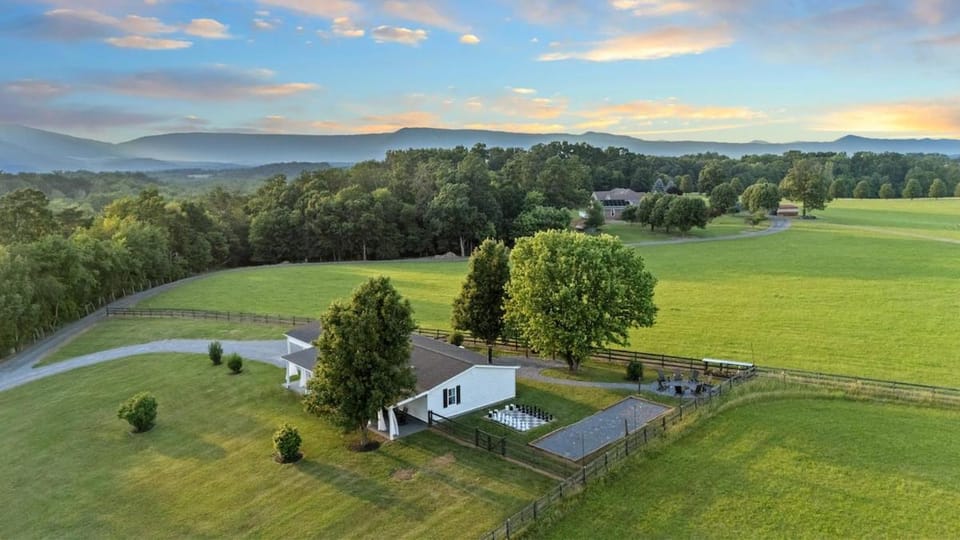 360 Mtn View,Hot Tub, Outdoor Theater, and Games House in Stanley