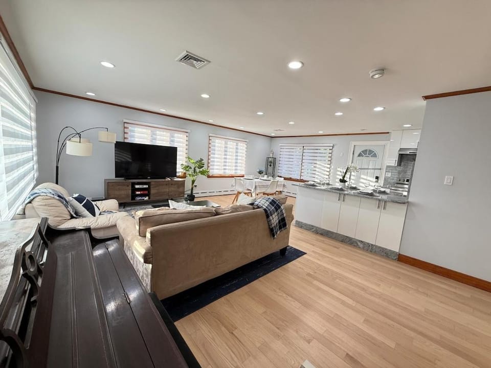 Boston 2Br2Ba Home wAC, Parking, Public Transit Apartment in West Roxbury