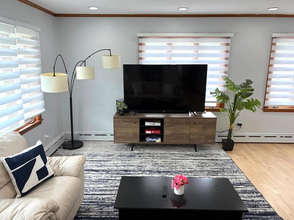 Boston 2Br2Ba Home wAC, Parking, Public Transit Apartment in West Roxbury