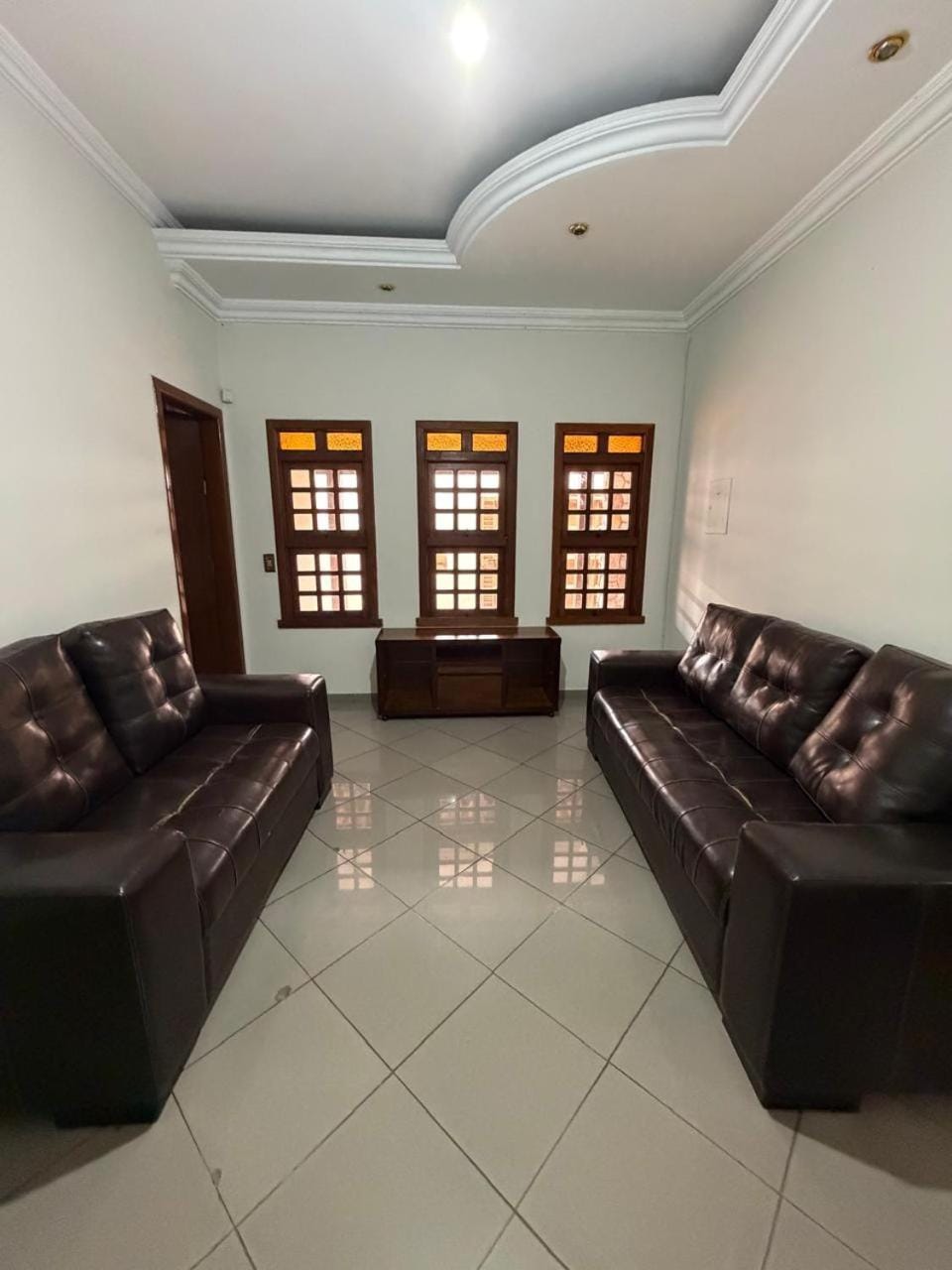 CASA PARA 12 PESSOAS - 8 QUARTOS - 4 SUÍTES - 5 VAGAS DE GARAGEM - IDEAL PARA FUNCIONÁRIOS DE EMPRESAs Apartment in Contagem