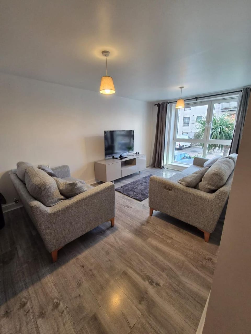 Stylish 2-Bed close to Gatwick, Brighton & London Apartment in Crawley