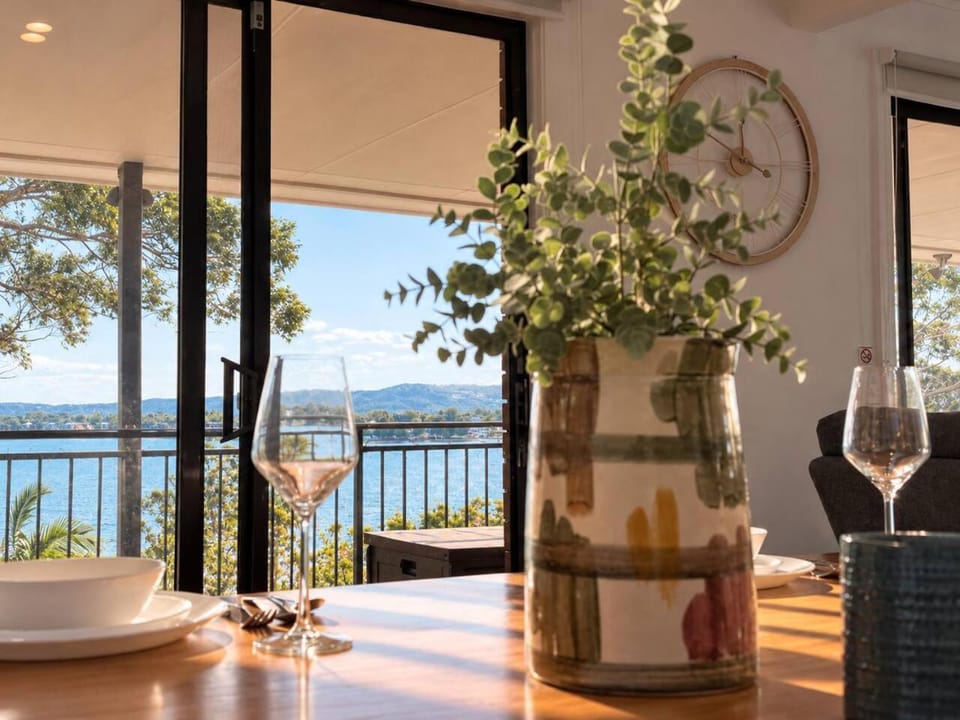 View (from property/room), Balcony/Terrace, Dining area