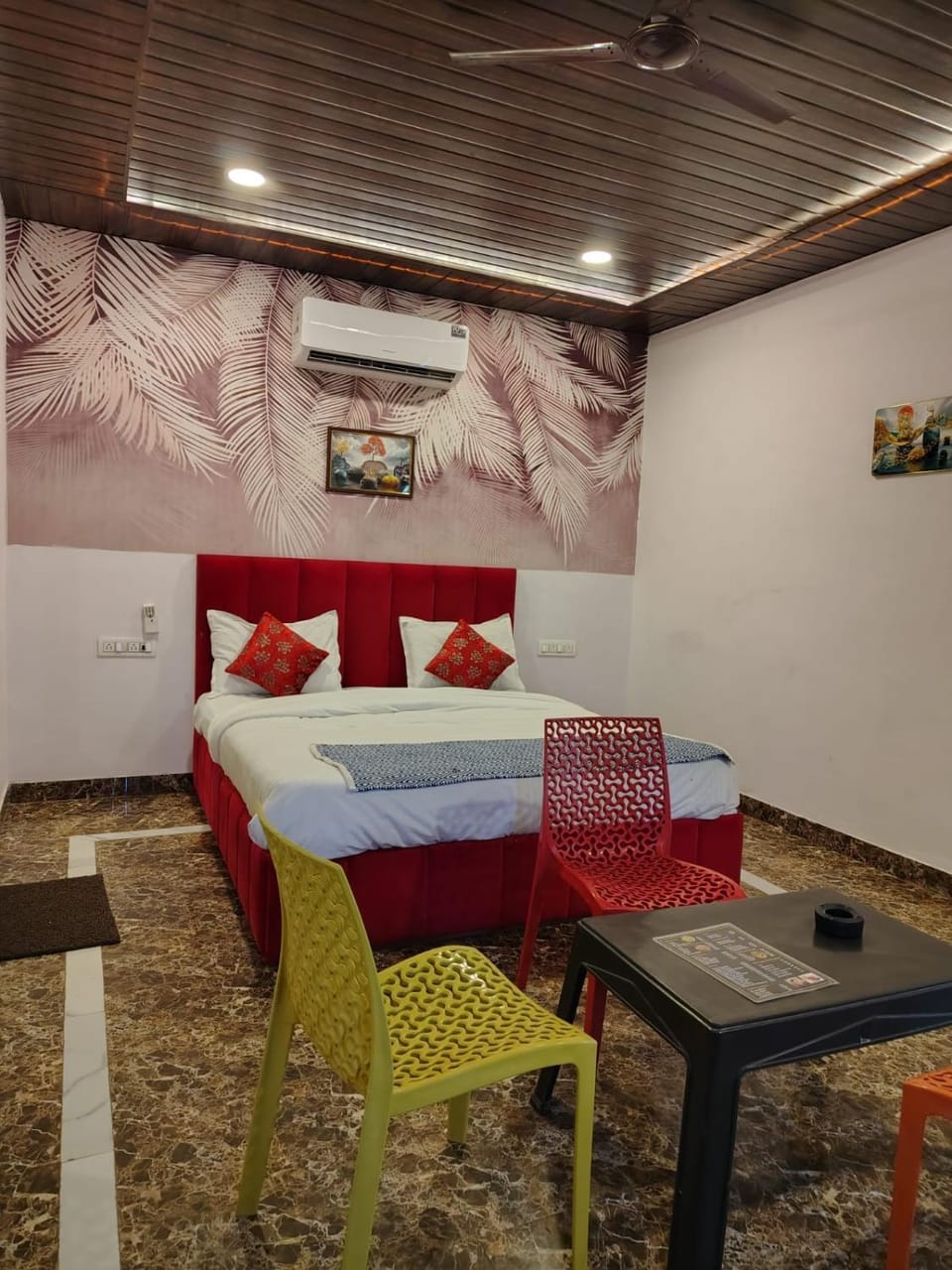 Photo of the whole room, Bedroom