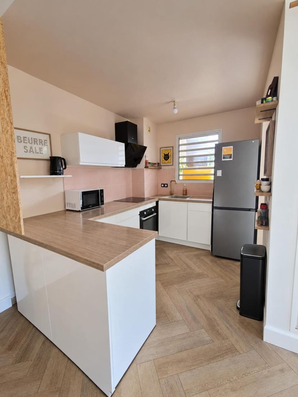 Kitchen or kitchenette, oven