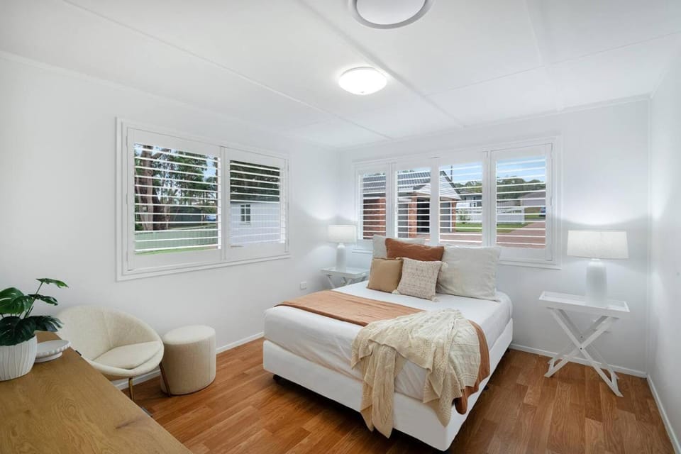 Bed, Photo of the whole room, Seating area, Bedroom