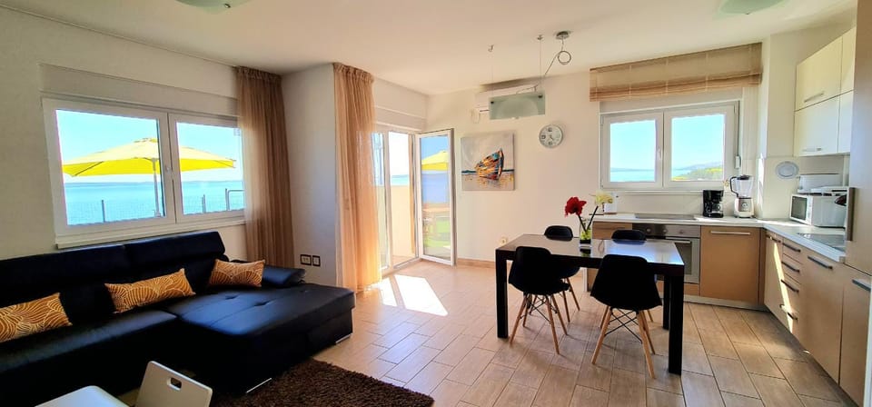 Living room, Sea view, Family, kitchen, air conditioner