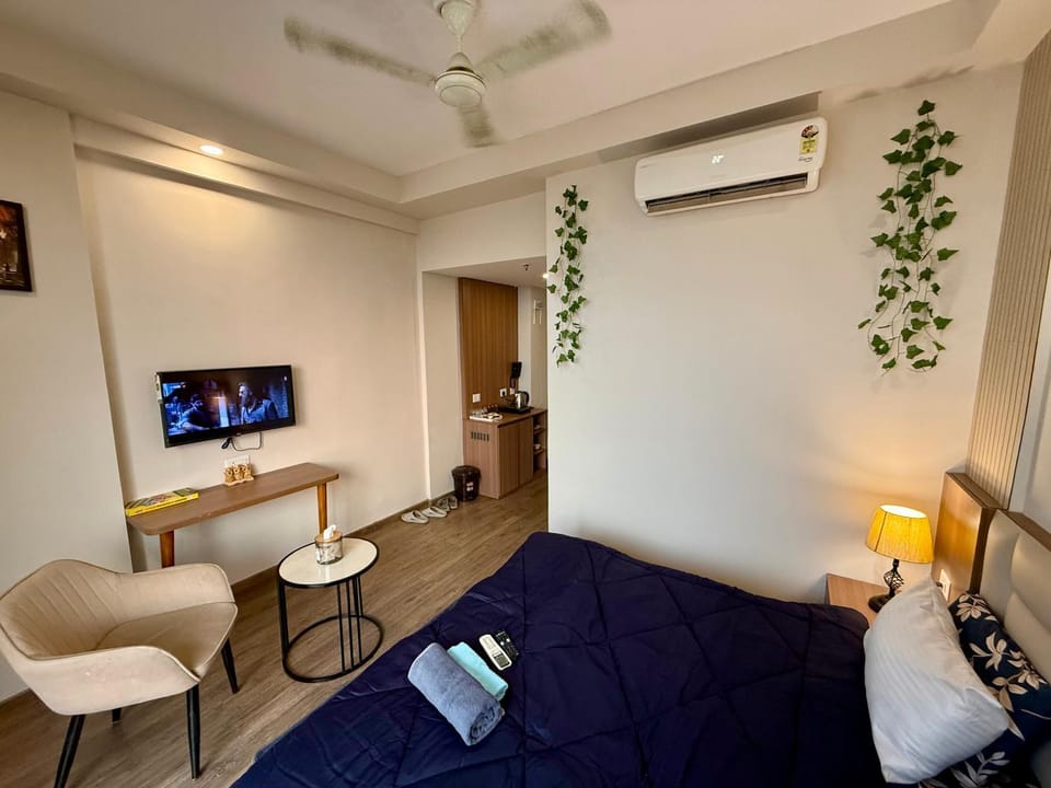 TV and multimedia, Photo of the whole room, Bedroom