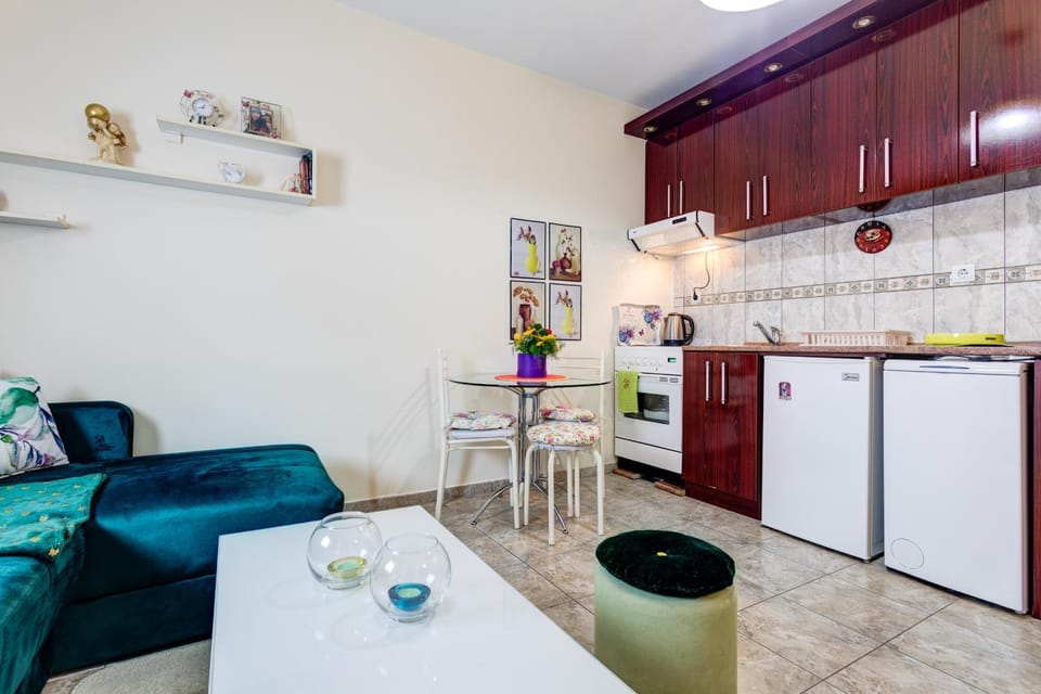 Kitchen or kitchenette, Living room, Dining area