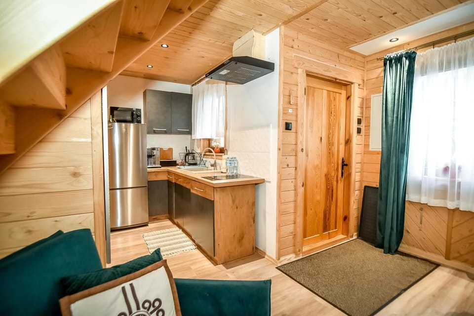 Coffee/tea facilities, Kitchen or kitchenette, oven, stove