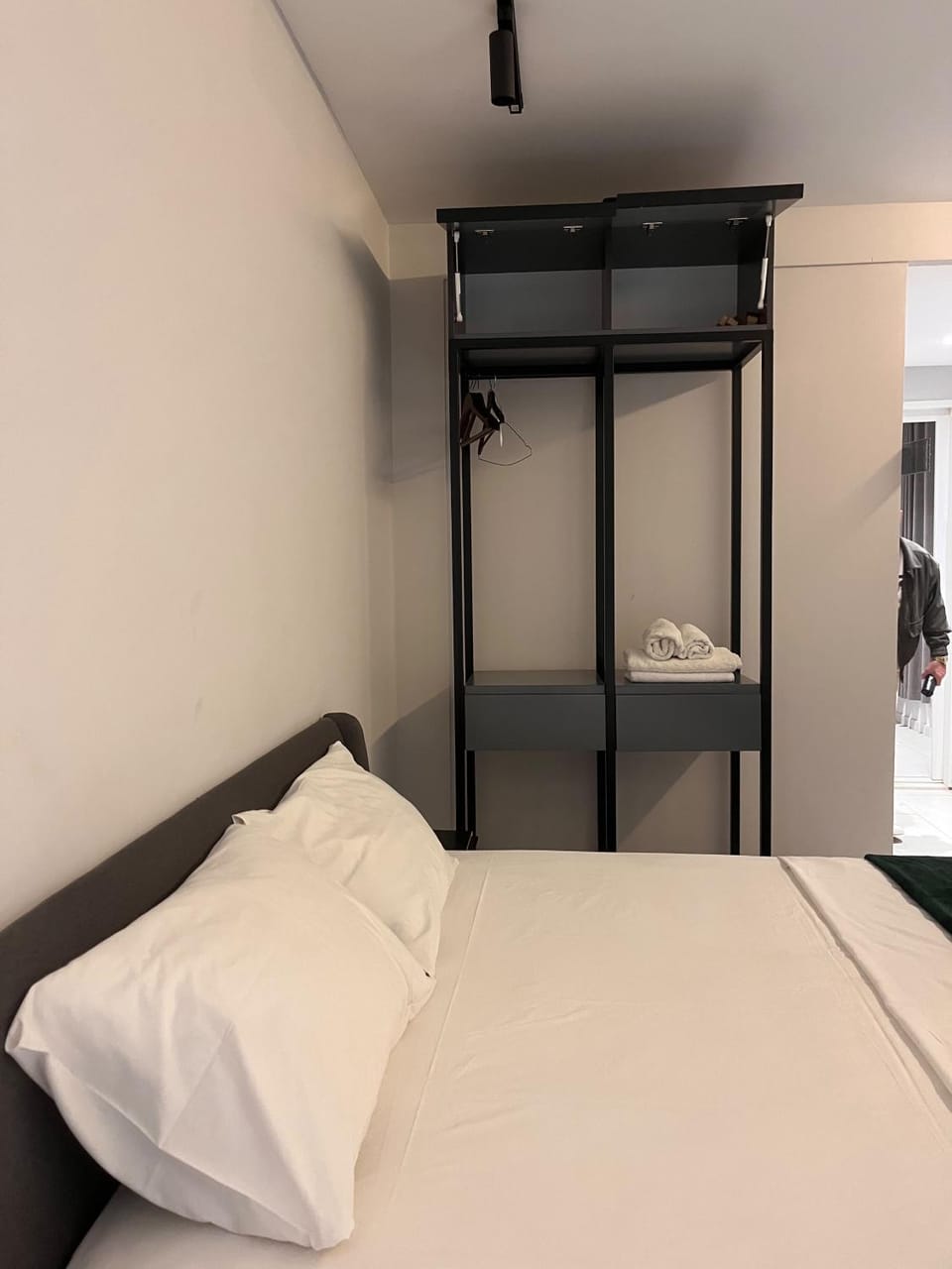 Bed, Living room, towels