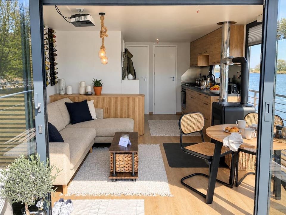 Kitchen or kitchenette, Living room, Seating area, Dining area