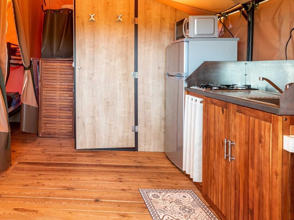 Bungalow toilé, animaux OK - 5 pers. - FR-1-1029-5 Campground/ 
RV Resort in Auvergne-Rhône-Alpes