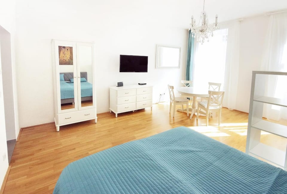 Communal lounge/ TV room, TV and multimedia, Living room, Seating area, Dining area
