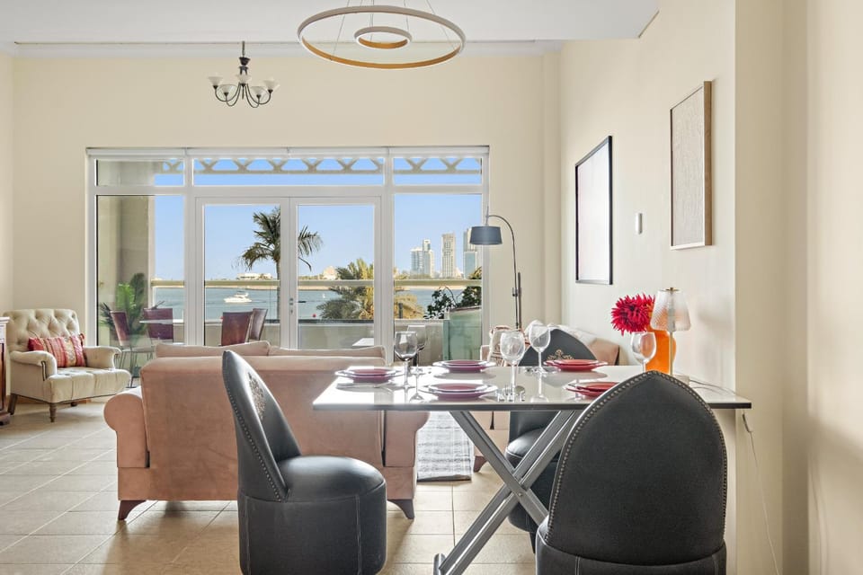 Vayk - Stunning Sea-View 1BR, Palm Jumeirah Apartment in Dubai