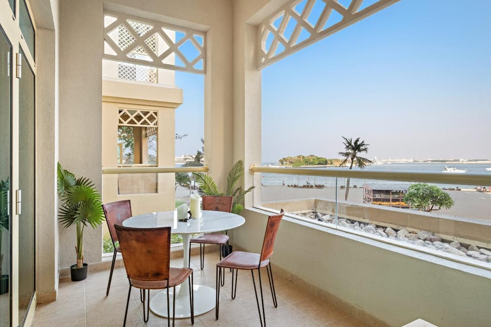 Vayk - Stunning Sea-View 1BR, Palm Jumeirah Apartment in Dubai