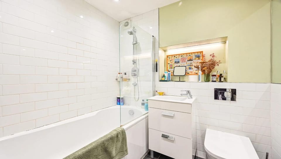 Charming 2 Bedroom Flat with Private Balcony Apartment in London Borough of Islington