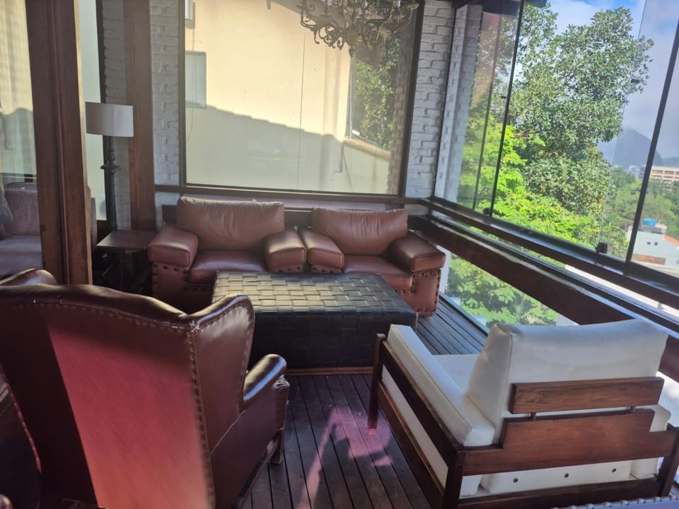 Day, Seating area